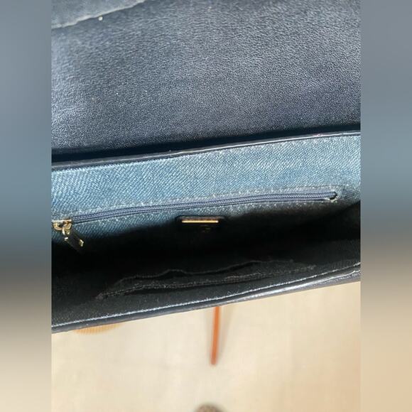 3 Guess Purse Bundle – Handbag, Quilted Crossbody & White Wristlet - Picture 4 of 13